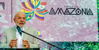 Foto do presidente Lula falando na cúpula da Amazônia