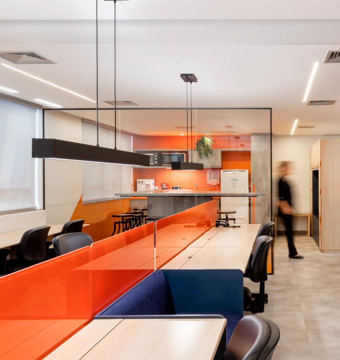 Foto do escritório da Vector com decoração em laranja e azul